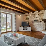 ヴィラ Rustic Marijanin Vrt With Pool In *