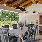 Rustic Marijanin Vrt With Pool In ヴィラ Tinjan