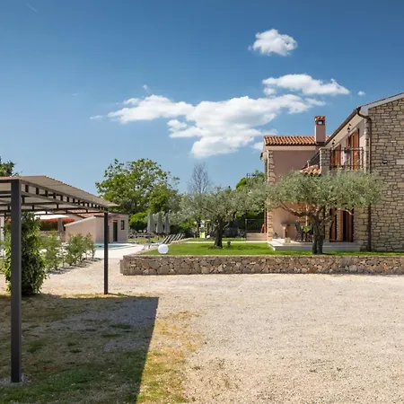 Villa Rustic Marijanin Vrt With Pool In Tinjan