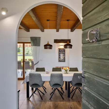 Rustic Marijanin Vrt With Pool In Tinjan