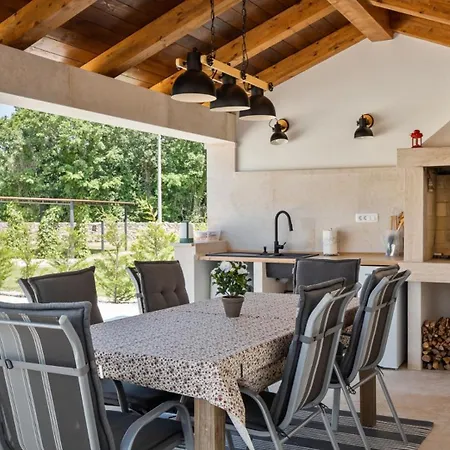 Rustic Marijanin Vrt With Pool In Villa Tinjan