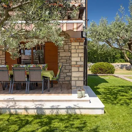 Rustic Marijanin Vrt With Pool In Villa Tinjan