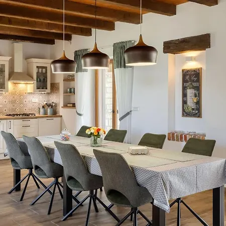 Rustic Marijanin Vrt With Pool In Tinjan