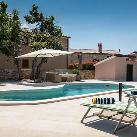 Rustic Marijanin Vrt With Pool In Villa