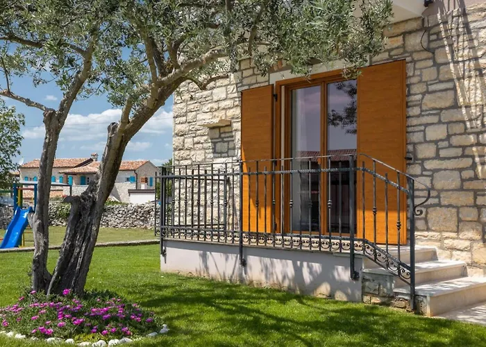 Rustic Marijanin Vrt With Pool In Vila *