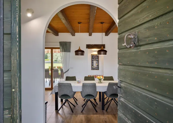 Rustic Marijanin Vrt With Pool In Tinjan