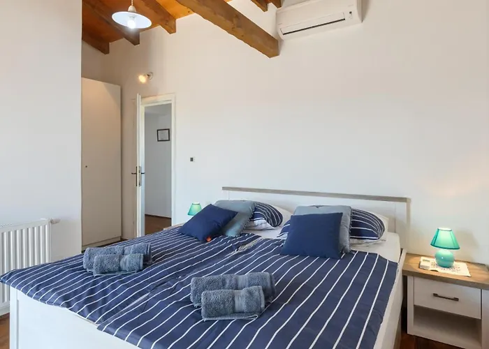 Rustic Marijanin Vrt With Pool In Vila