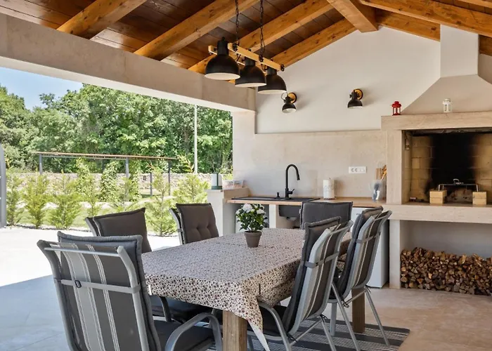 Rustic Marijanin Vrt With Pool In 빌라 Tinjan