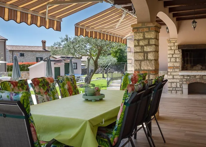 Rustic Marijanin Vrt With Pool In 빌라