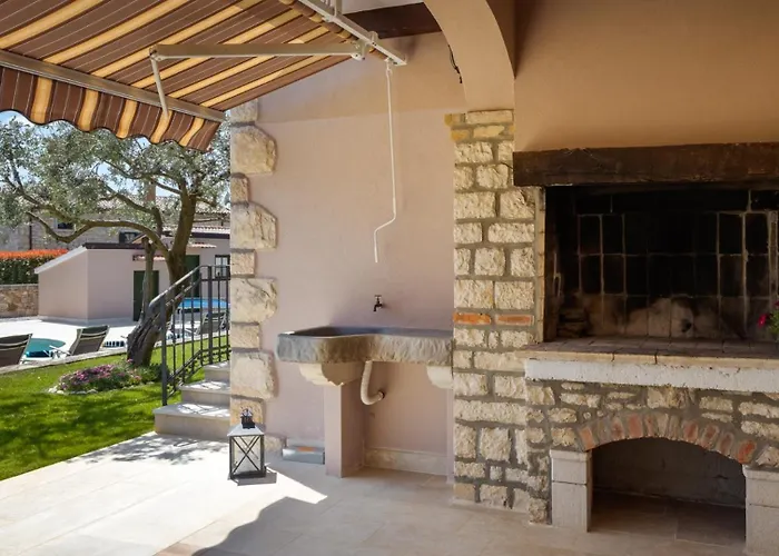 Rustic Marijanin Vrt With Pool In 빌라 Tinjan